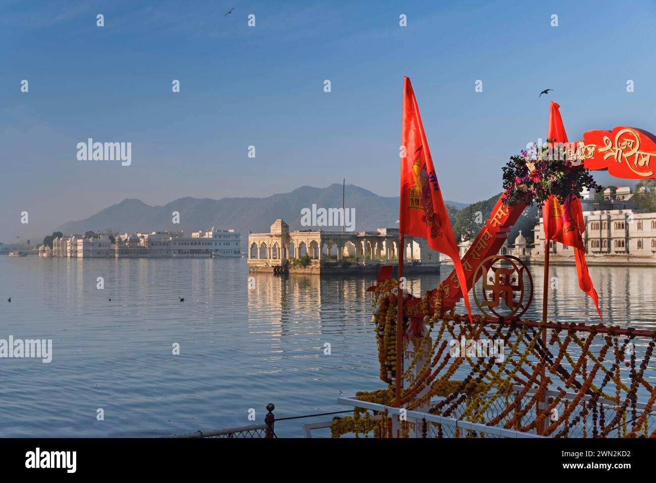 Blick auf Lake Pichola und Lake Palace Hotel Udaipur Rajasthan India Stockfoto