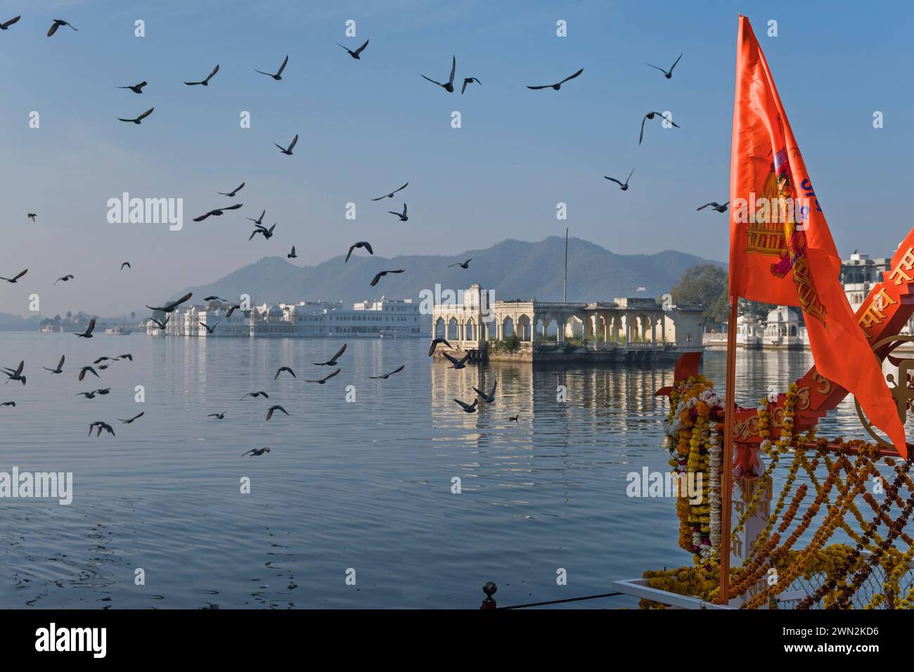 Blick auf Lake Pichola und Lake Palace Hotel Udaipur Rajasthan India Stockfoto