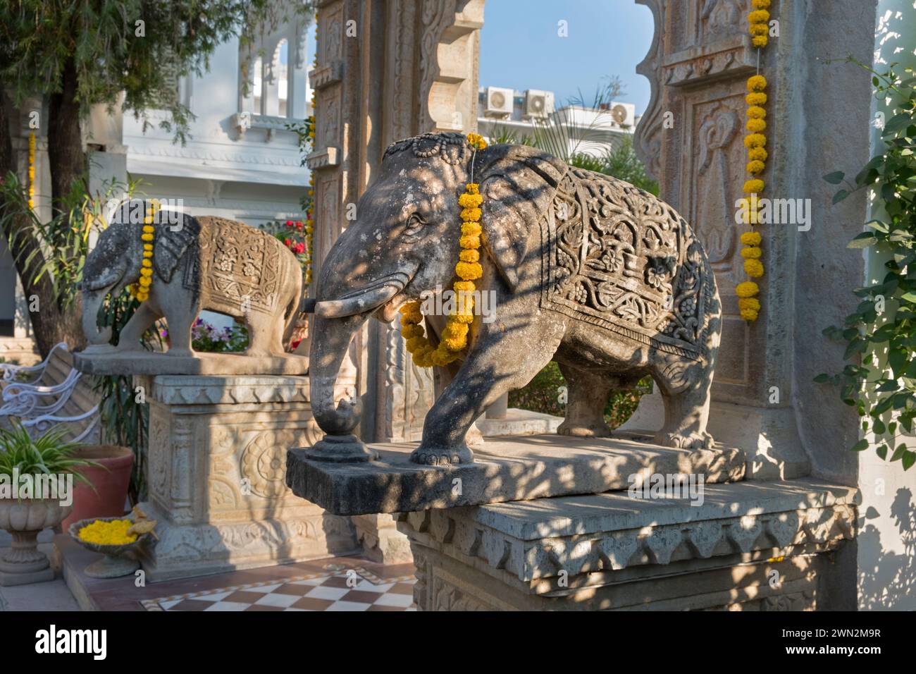 Steingeschnitzte Elefanten amet Haveli Udaipur Rajasthan Indien Stockfoto