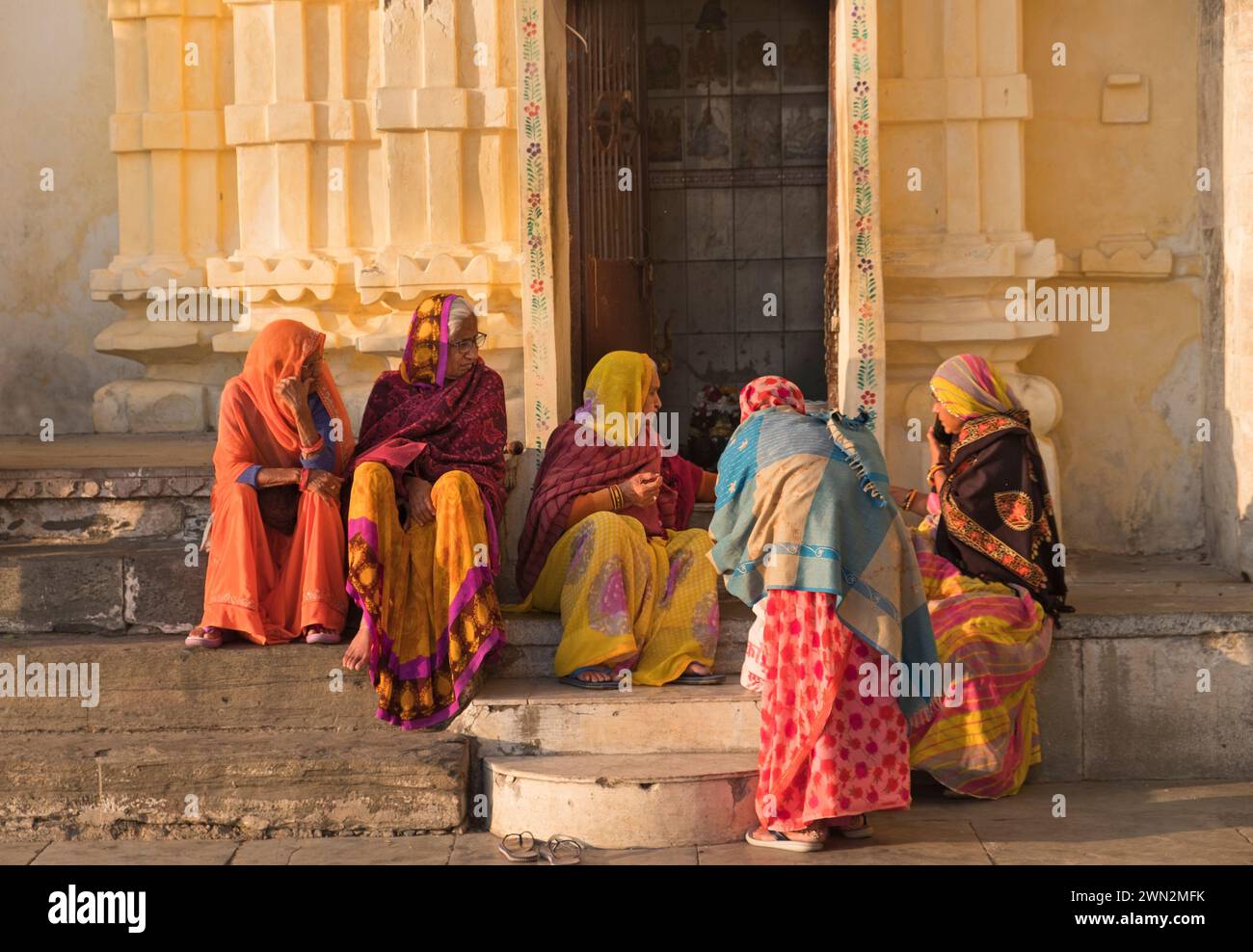 Indische Damen im Gangaur Ghat Udaipur Rajasthan India Stockfoto