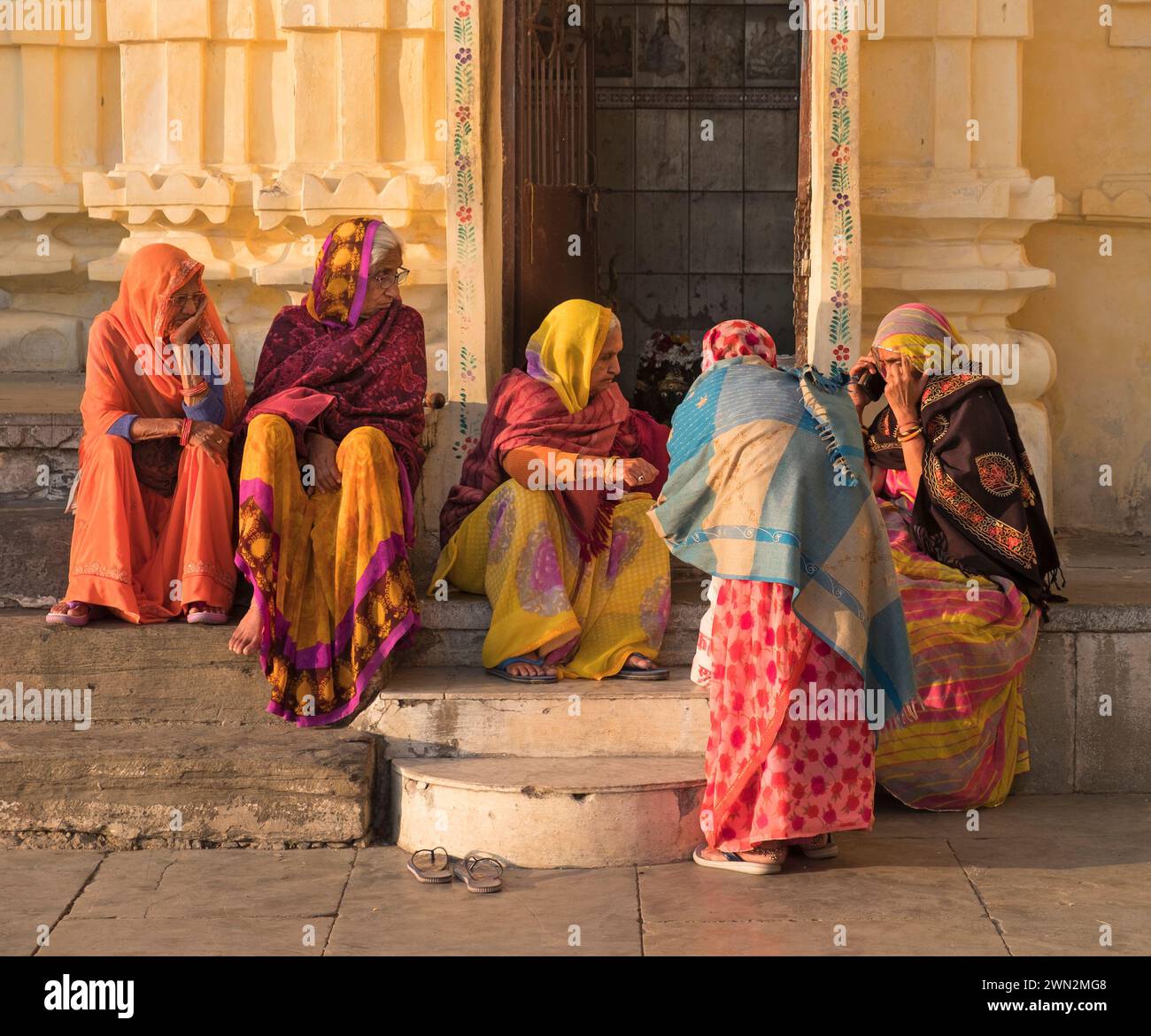 Indische Damen im Gangaur Ghat Udaipur Rajasthan India Stockfoto