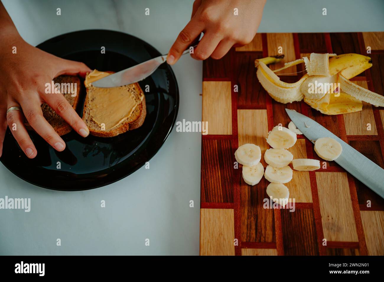 Beginnen Sie den Tag richtig: Ein nährstoffreiches Frühstück mit Bananen und frischen Brotscheiben Stockfoto