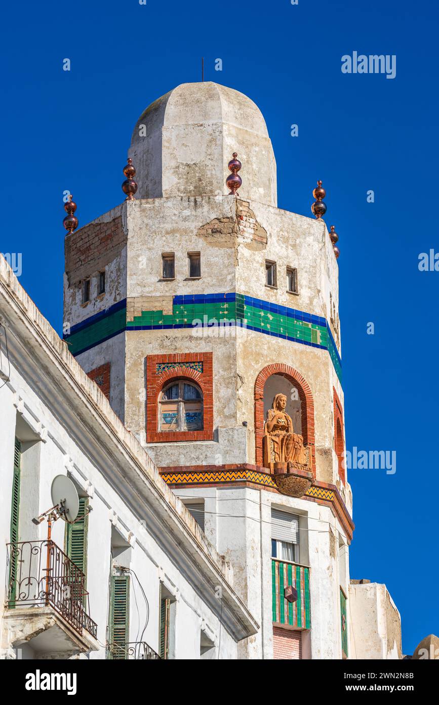 Tetuán, Marokko. Januar 2024. Blick auf El Ensanche, das spanische Kolonialviertel, mit dem La Equitativa-Gebäude von Casto Fernández-Shaw Stockfoto