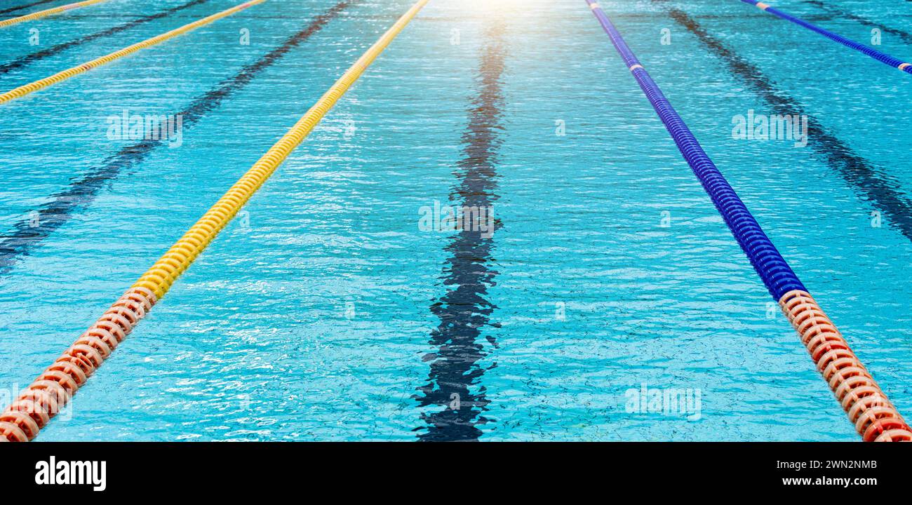 Swimmingpool mit markierten Plastikwegen Stockfoto