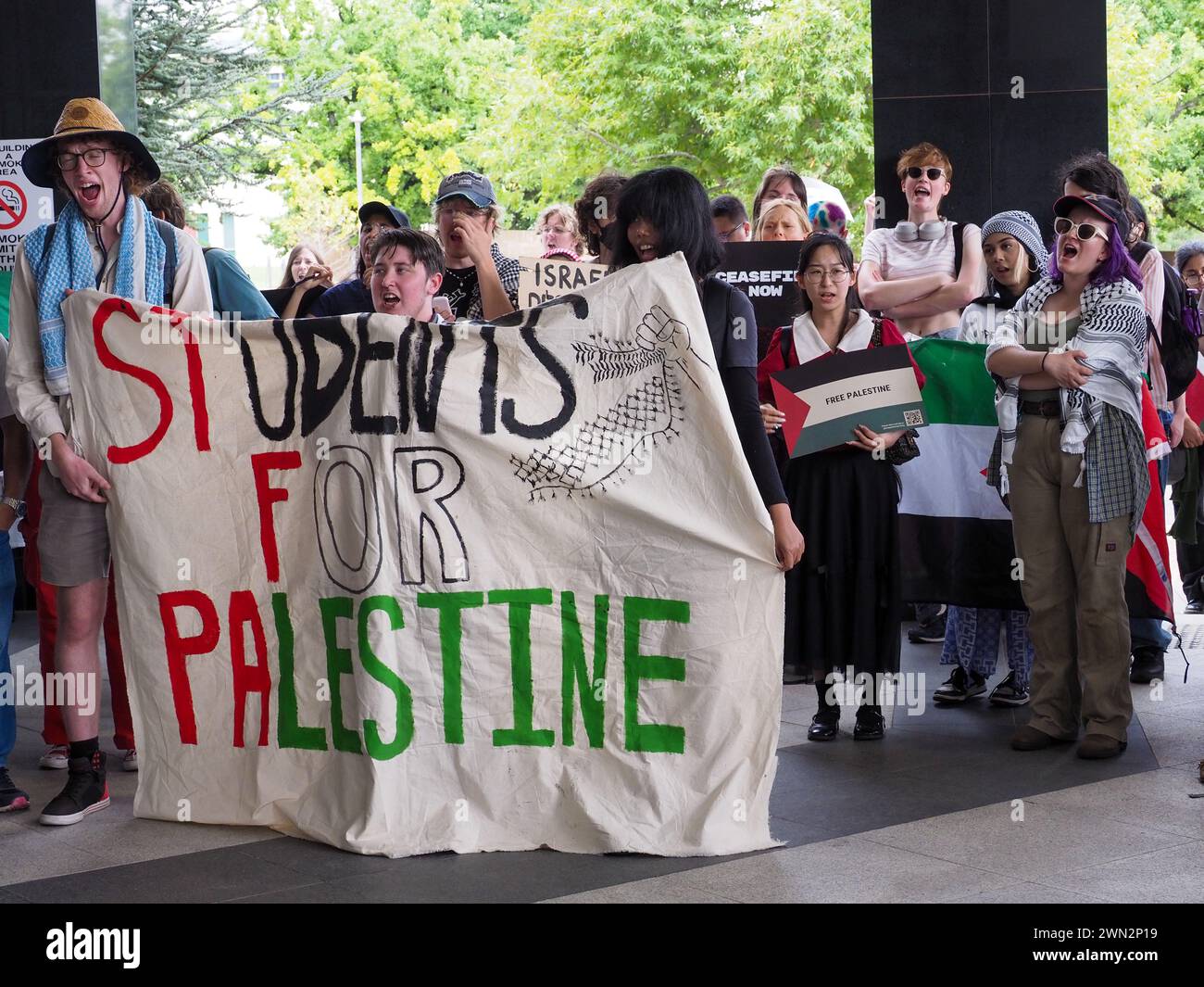 Australien, Canberra 29. Februar 2024. Etwa 200 Canberra-Studenten, die an der Student Strke for Palestine teilnehmen, halten im Büro der BAE an, um zu fordern, dass sie den Verkauf von Waffen einstellen, die im israelischen Völkermord-Krieg in Gaza verwendet werden. Stockfoto