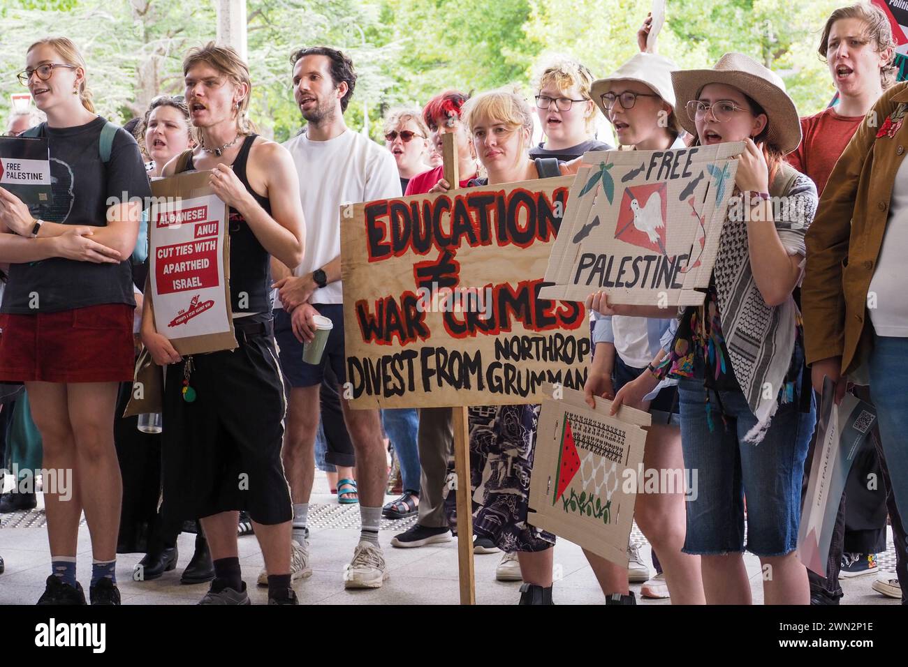 Australien, Canberra 29. Februar 2024. Etwa 200 Canberra-Studenten, die an der Student Strke for Palestine teilnehmen, halten im Büro der BAE an, um zu fordern, dass sie den Verkauf von Waffen einstellen, die im israelischen Völkermord-Krieg in Gaza verwendet werden. Stockfoto