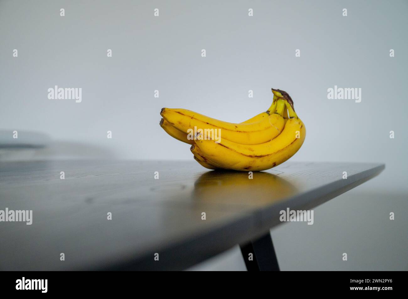 Strahlend am Tag: Banane auf der sonnendurchfluteten Küchenoberfläche Stockfoto