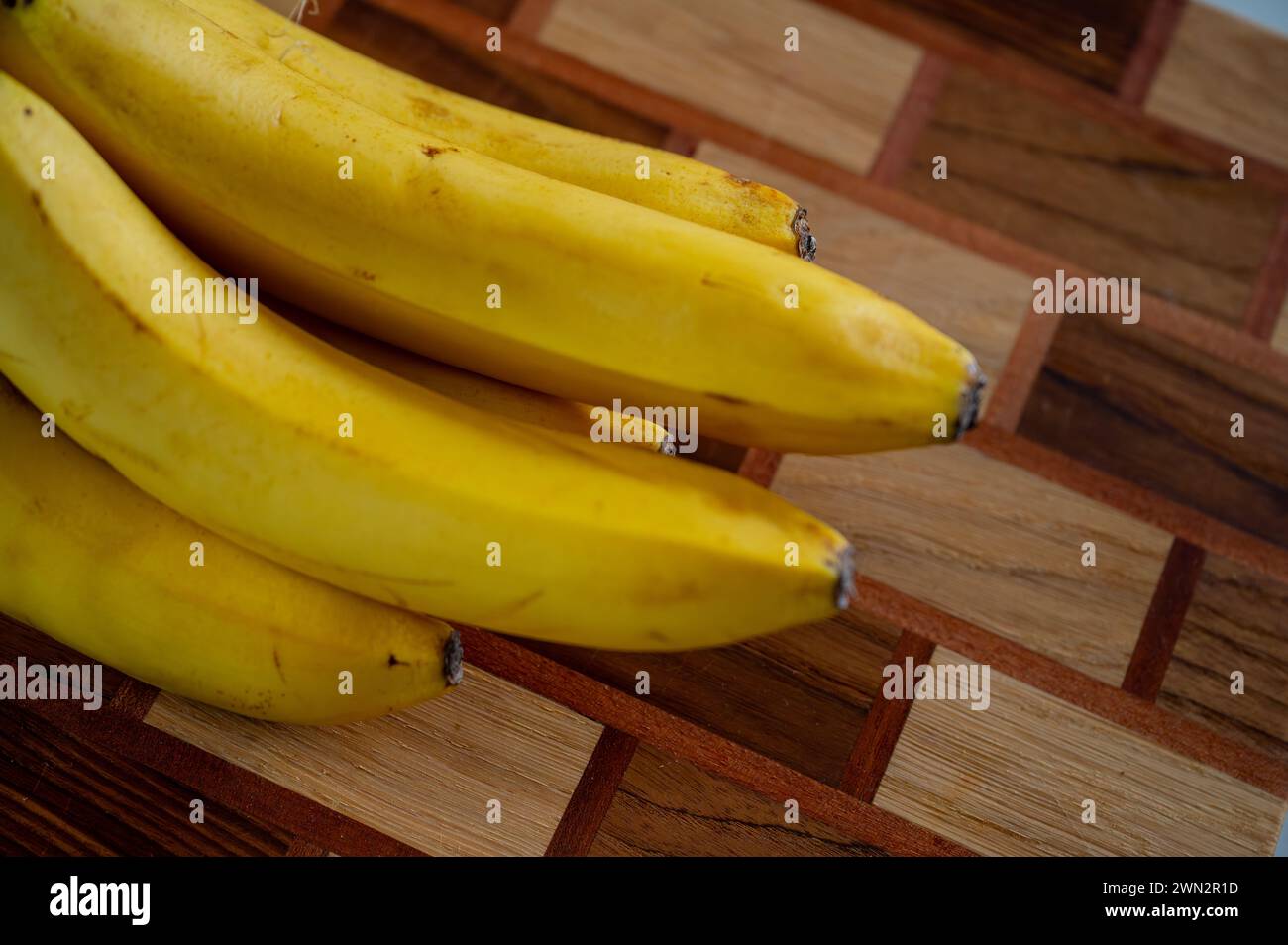 Banane auf dem Küchentisch, Tageslicht beleuchtet Stockfoto