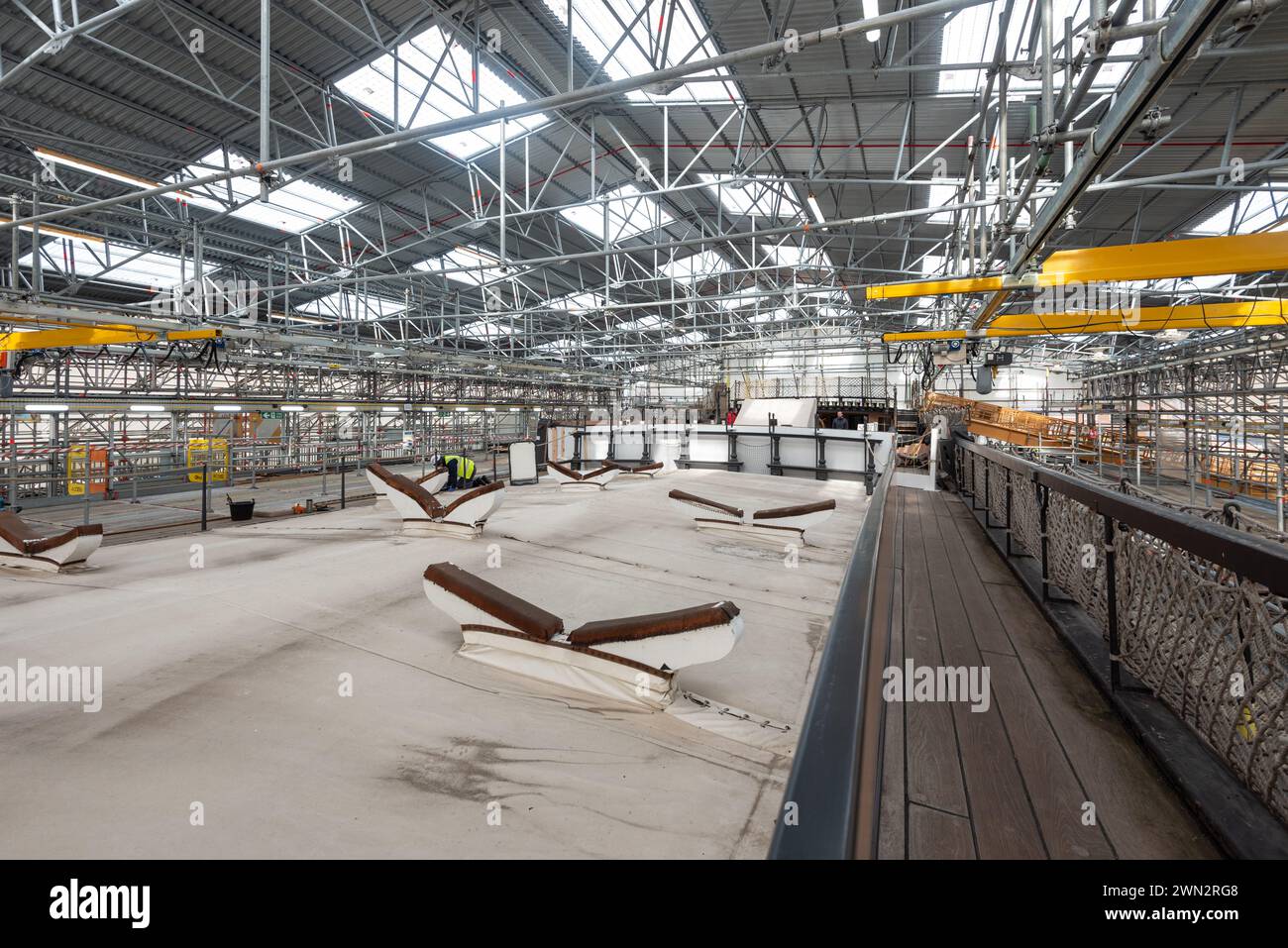 Renovierungsarbeiten an der HMS Victory unter Abdeckung zum Schutz vor Witterungseinflüssen. Februar 2024 Stockfoto