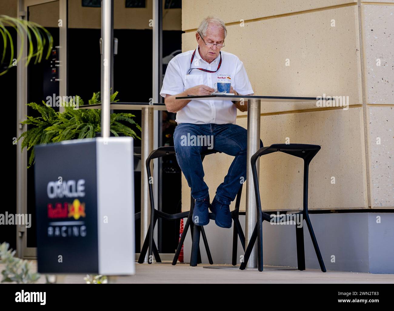 BAHRAIN - Helmut Marko (Red Bull Racing) vor dem ersten freien Training auf dem Bahrain International Circuit in der Wüste Sakhir vor dem Großen Preis von Bahrain. ANP REMKO DE WAAL Stockfoto