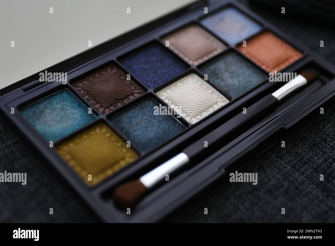 10 Kosmetik Für Lidschatten In Coolen Farben Stockfoto