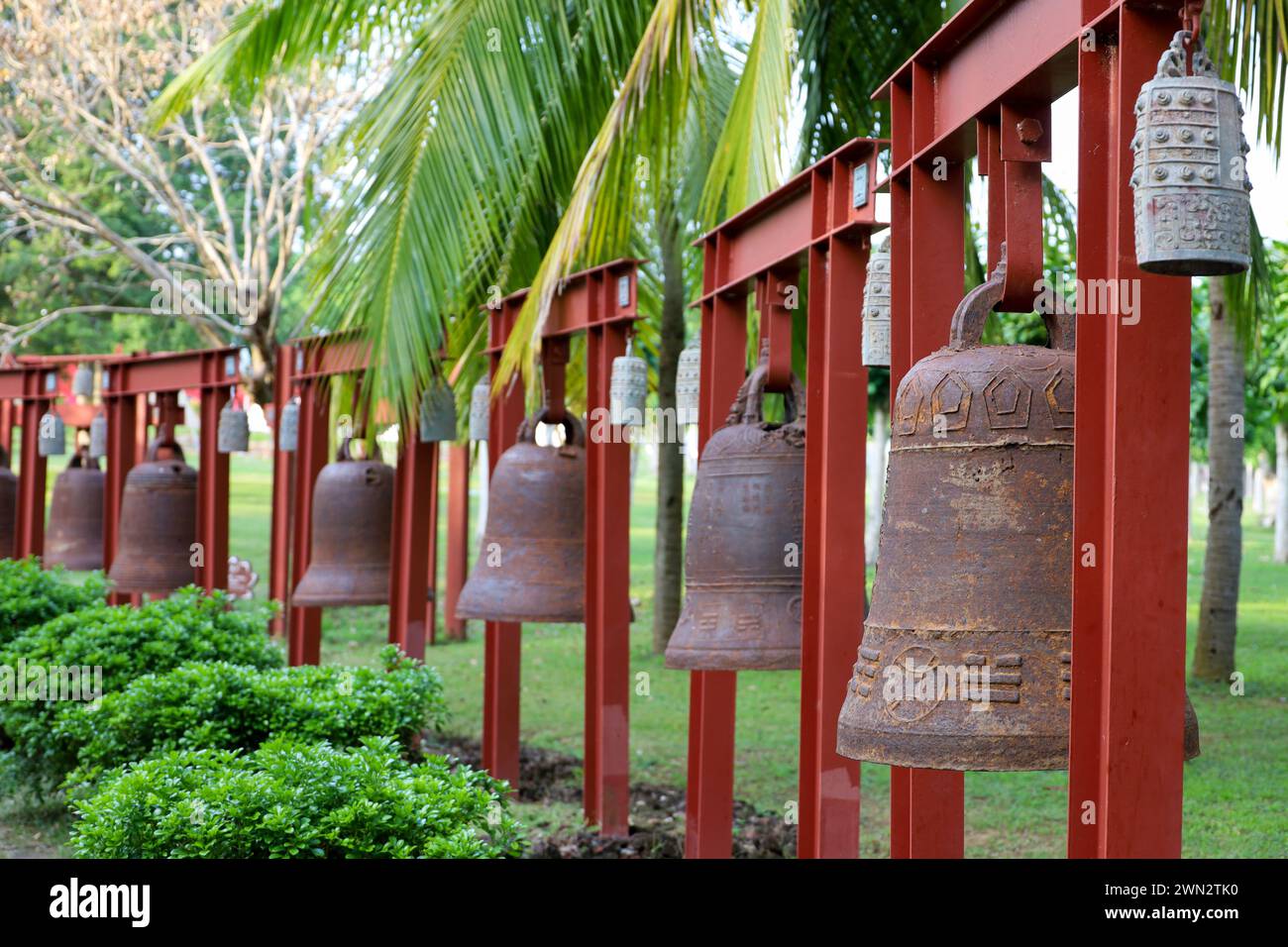 Glocken im Park des Glücks und Wohlbefindens auf dem Territorium des Nanshan Buddhist Center Stockfoto