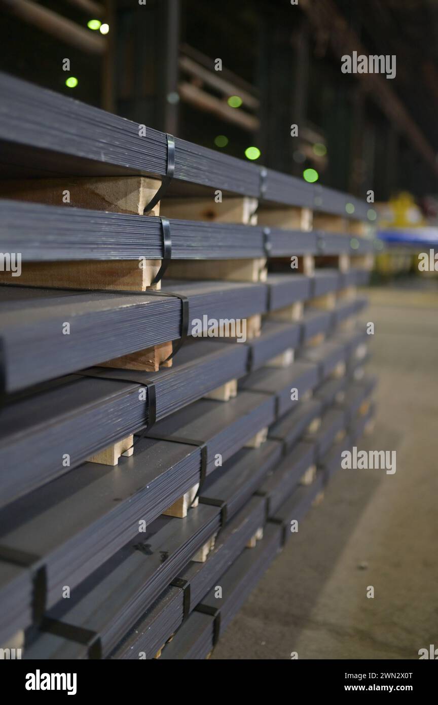 Großaufnahme Stahlplattenstapel im Stahlwerk Stockfoto