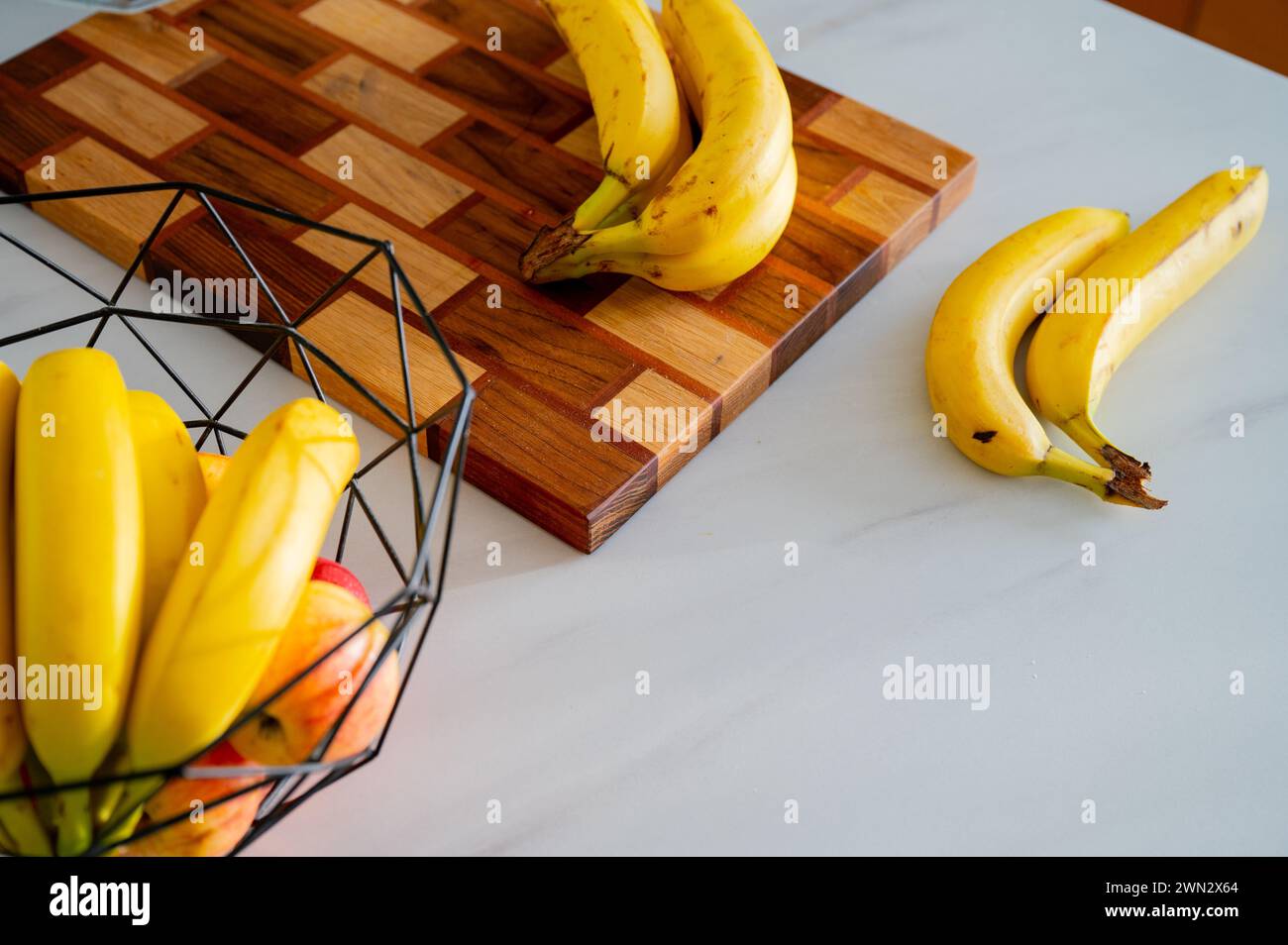 Küche mit Bananenbrot und reifer Banane, beleuchtet durch natürliches Licht Stockfoto