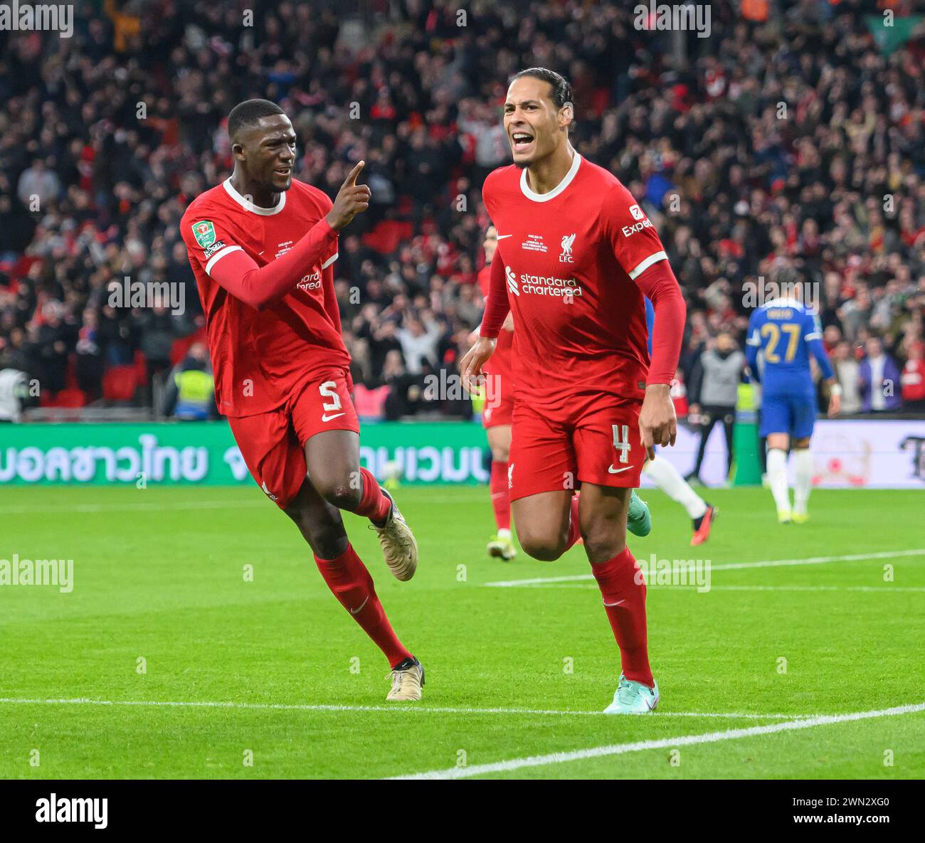 25. Februar 2024 - Chelsea gegen Liverpool - Carabao Cup Finale - Wembley Stadium. Der Liverpooler Virgil Van Dijk feiert sein Ziel, das später nicht mehr erlaubt wurde. Stockfoto