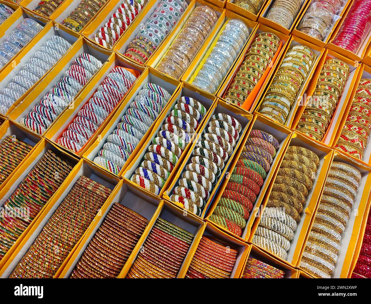 Indische bunte Armreifen werden in einem lokalen Geschäft auf einem Markt in Pune, Indien, ausgestellt. Diese wunderschönen Armreifen bestehen aus Glas, das von in als Beauty-Accessoires verwendet wird Stockfoto