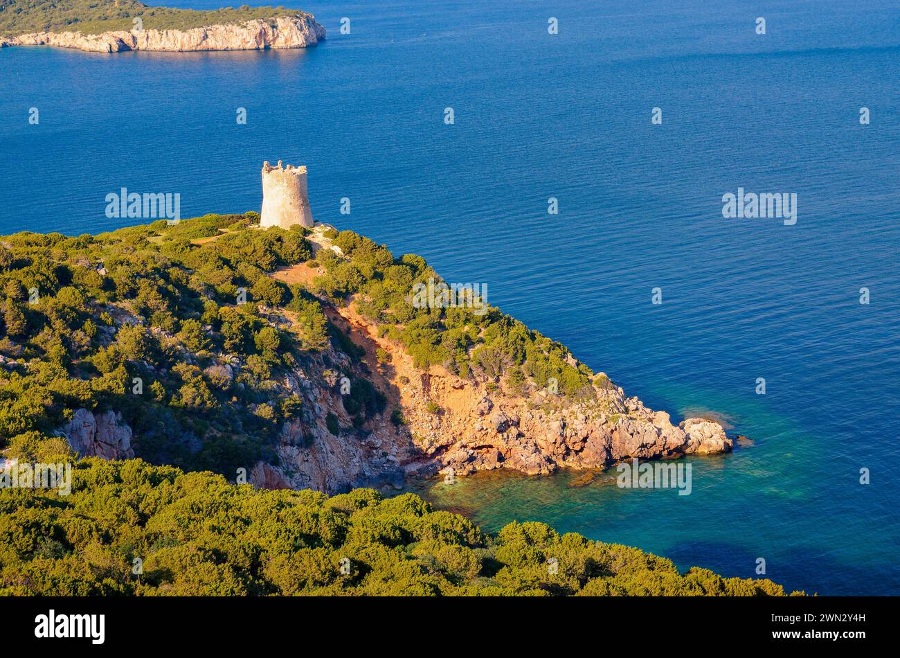 Blick aus der Vogelperspektive auf Torre del Bol, einen alten Wachturm an der Küste Sardiniens Stockfoto
