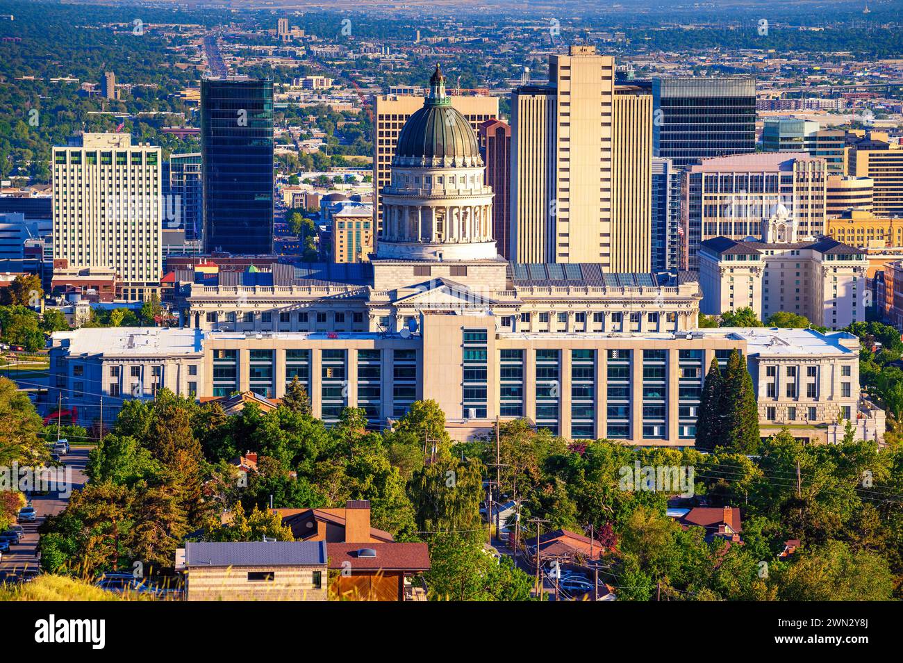Das Kapitol des Bundesstaates Utah mit der Skyline von Salt Lake City im Hintergrund. Stockfoto