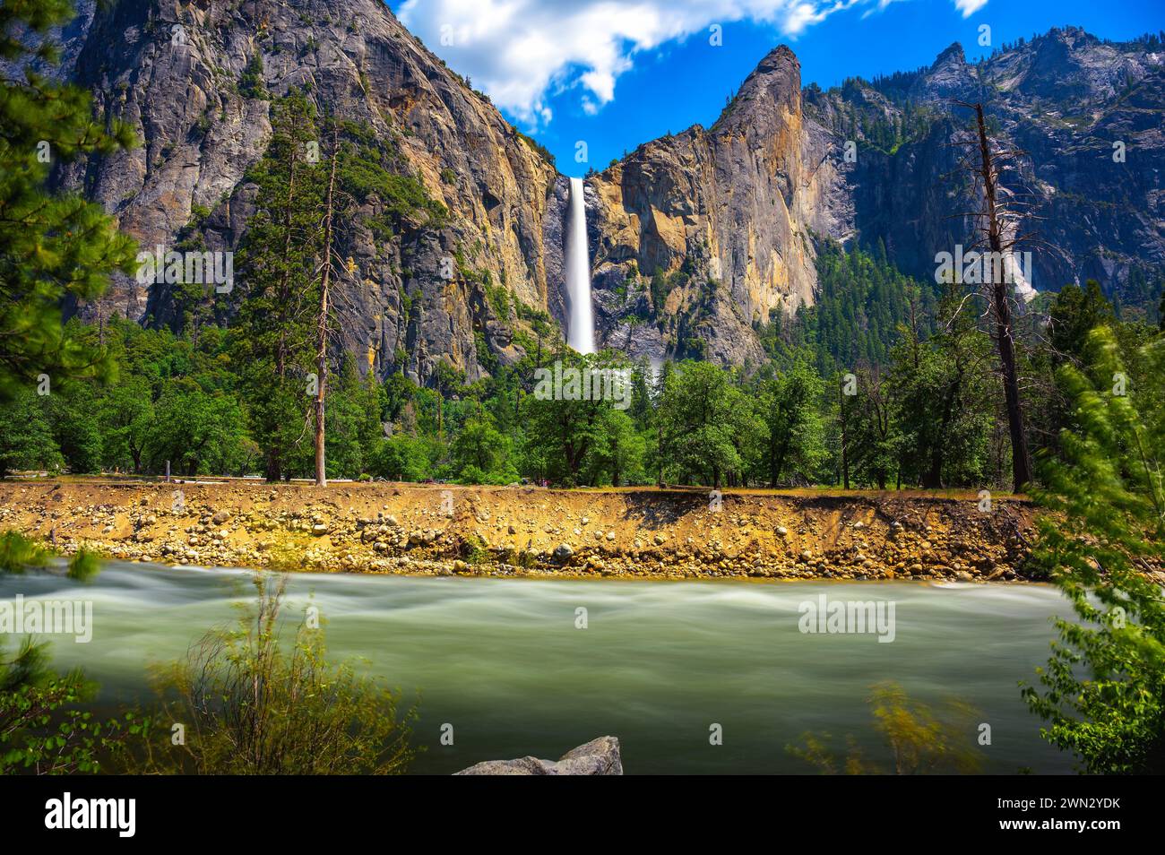 Bridalveil Fall und Merced River im Yosemite National Park, Kalifornien Stockfoto