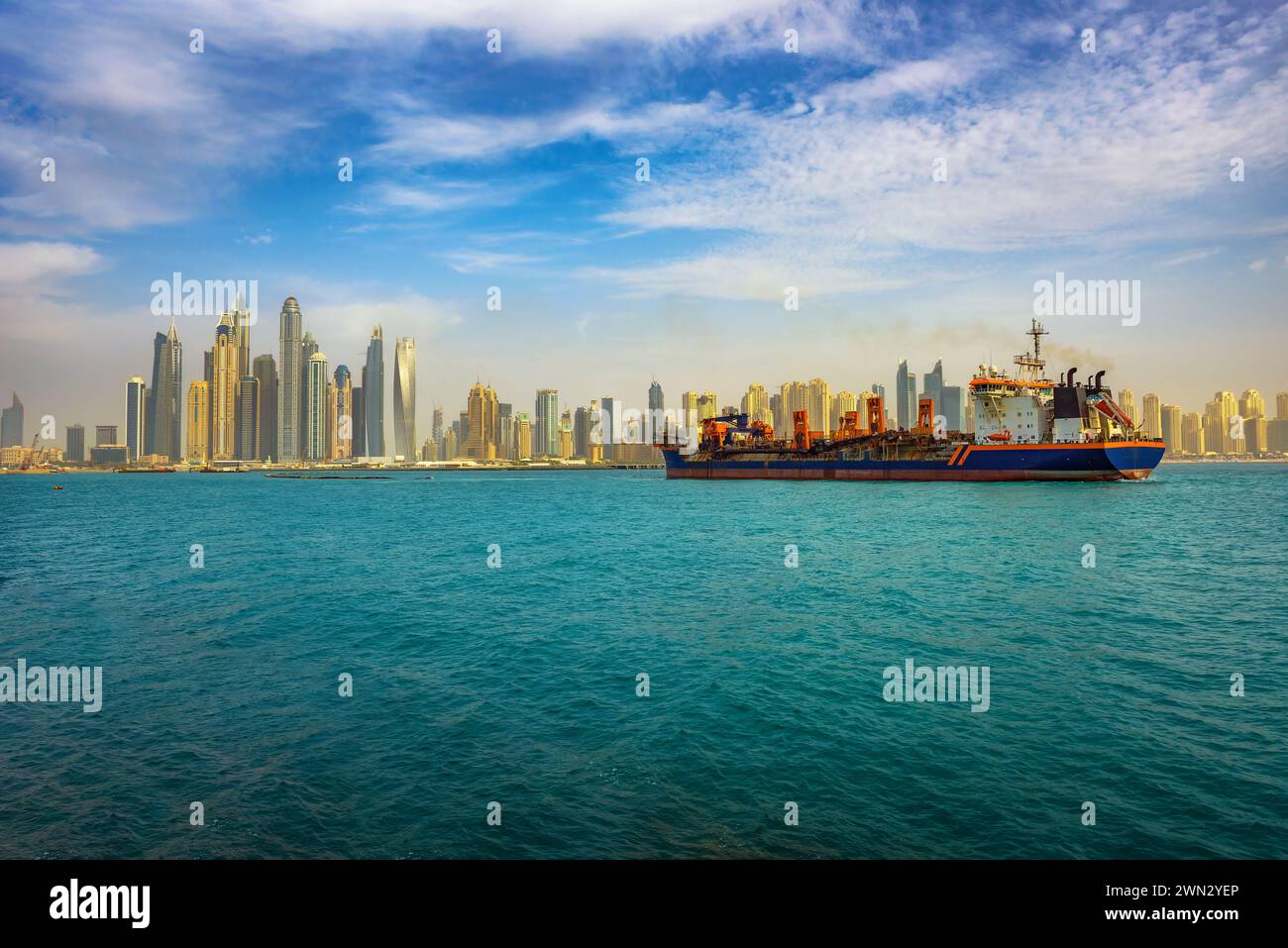 Frachtschiff, das zum Hafen von Dubai fährt Stockfoto