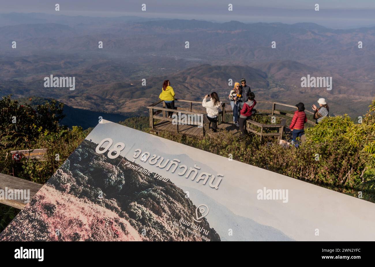 Besucher und Ausblicke auf den Doi Inthanon Nationalpark in der Provinz Chiang Mai, Thailand Stockfoto