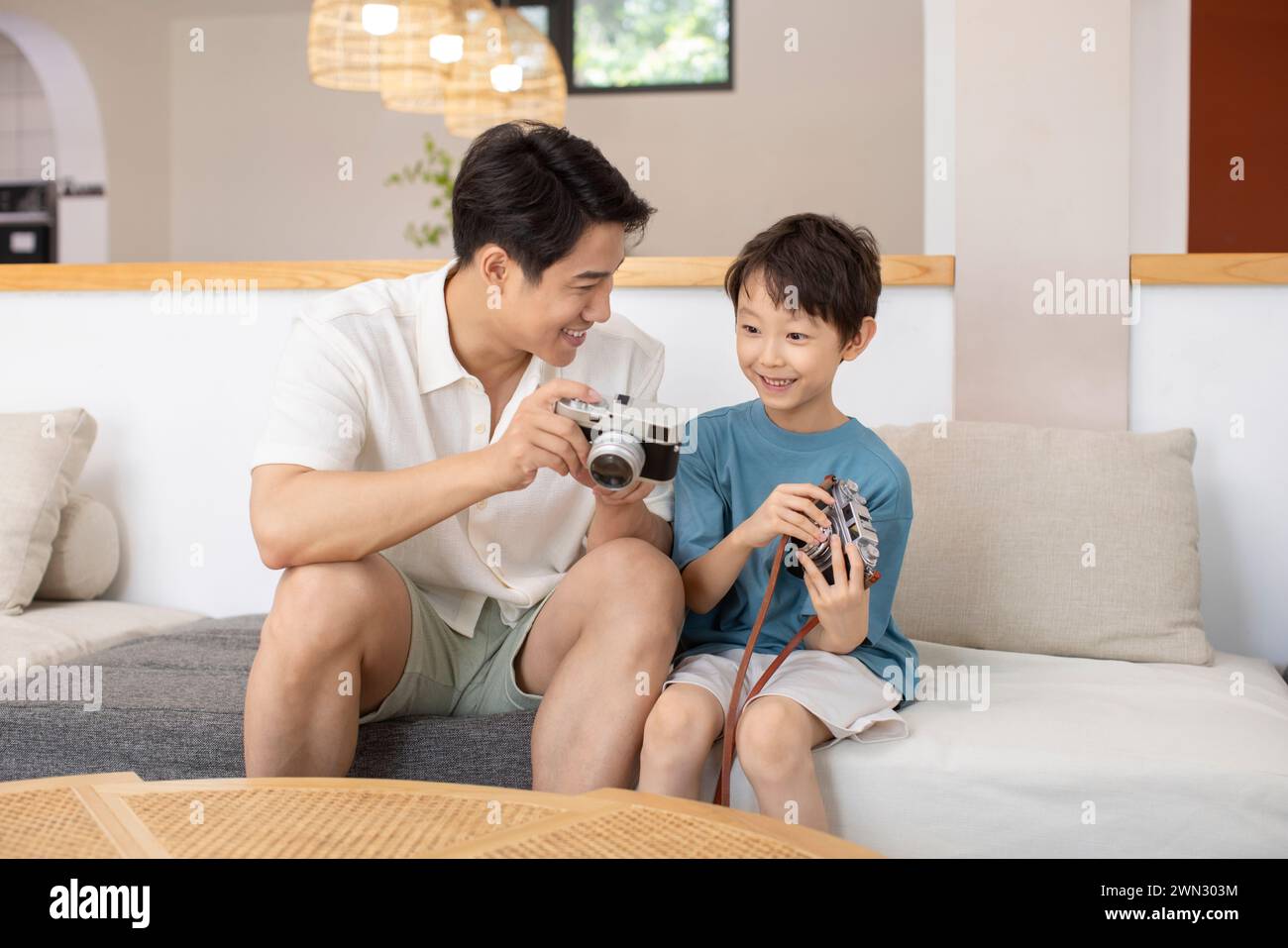 Glücklicher Vater und Sohn mit Kameras Stockfoto