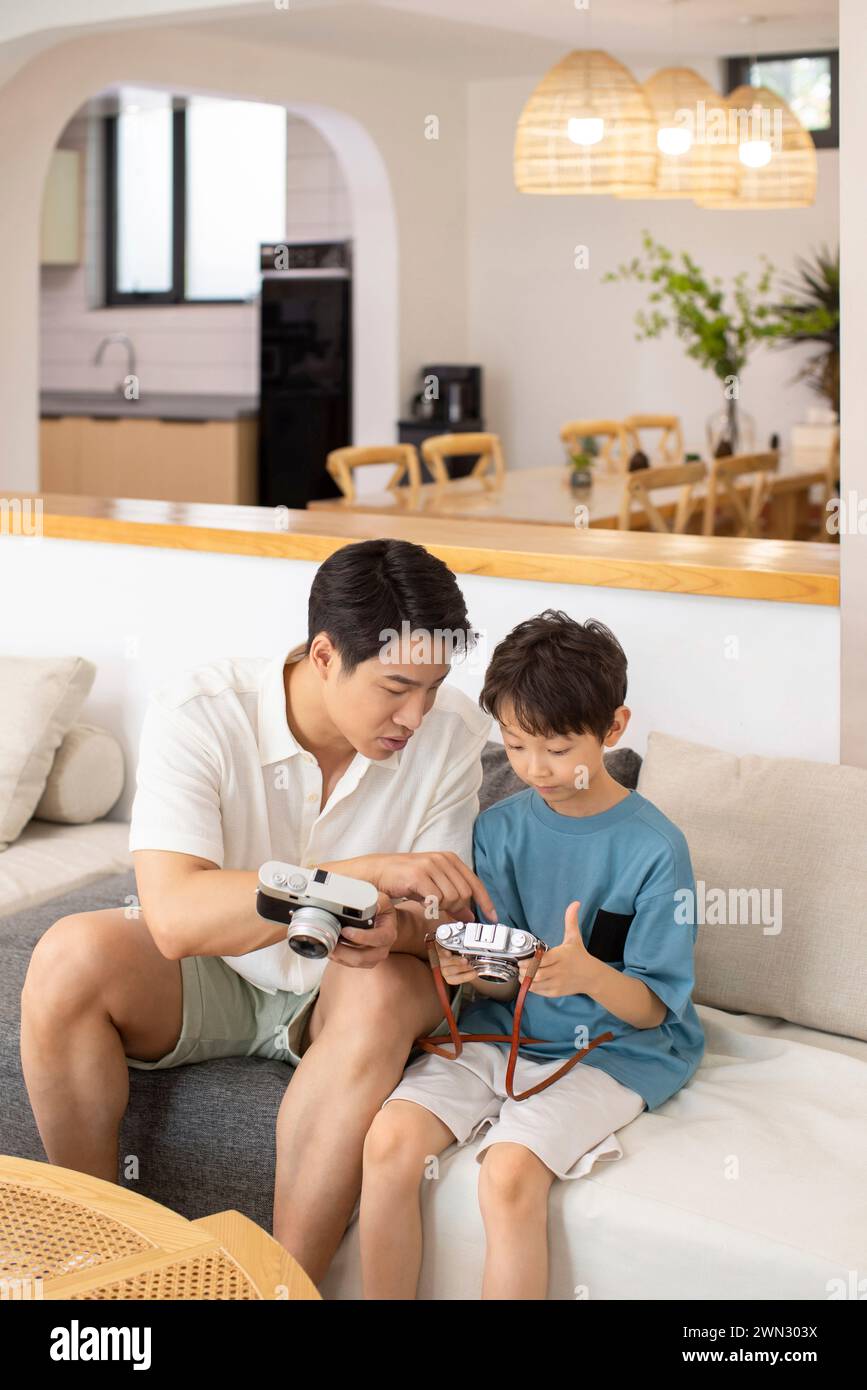 Glücklicher Vater und Sohn mit Kameras Stockfoto