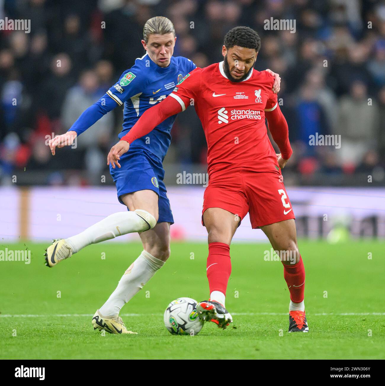 25. Februar 2024 - Chelsea gegen Liverpool - Finale des Carabao Cup - Joe Gomez im Wembley Stadium und Conor Gallagher in Aktion. PIC : MARKIEREN SIE SCHMERZEN Stockfoto