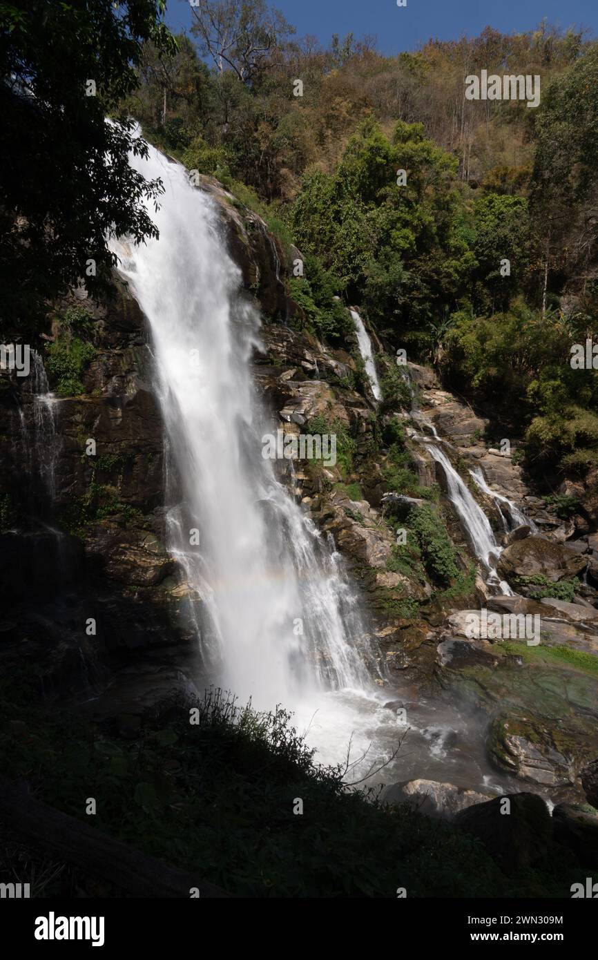 Besucher und Ausblicke auf Wasserfälle im Doi Inthanon Nationalpark in der Provinz Chiang Mai, Thailand Stockfoto