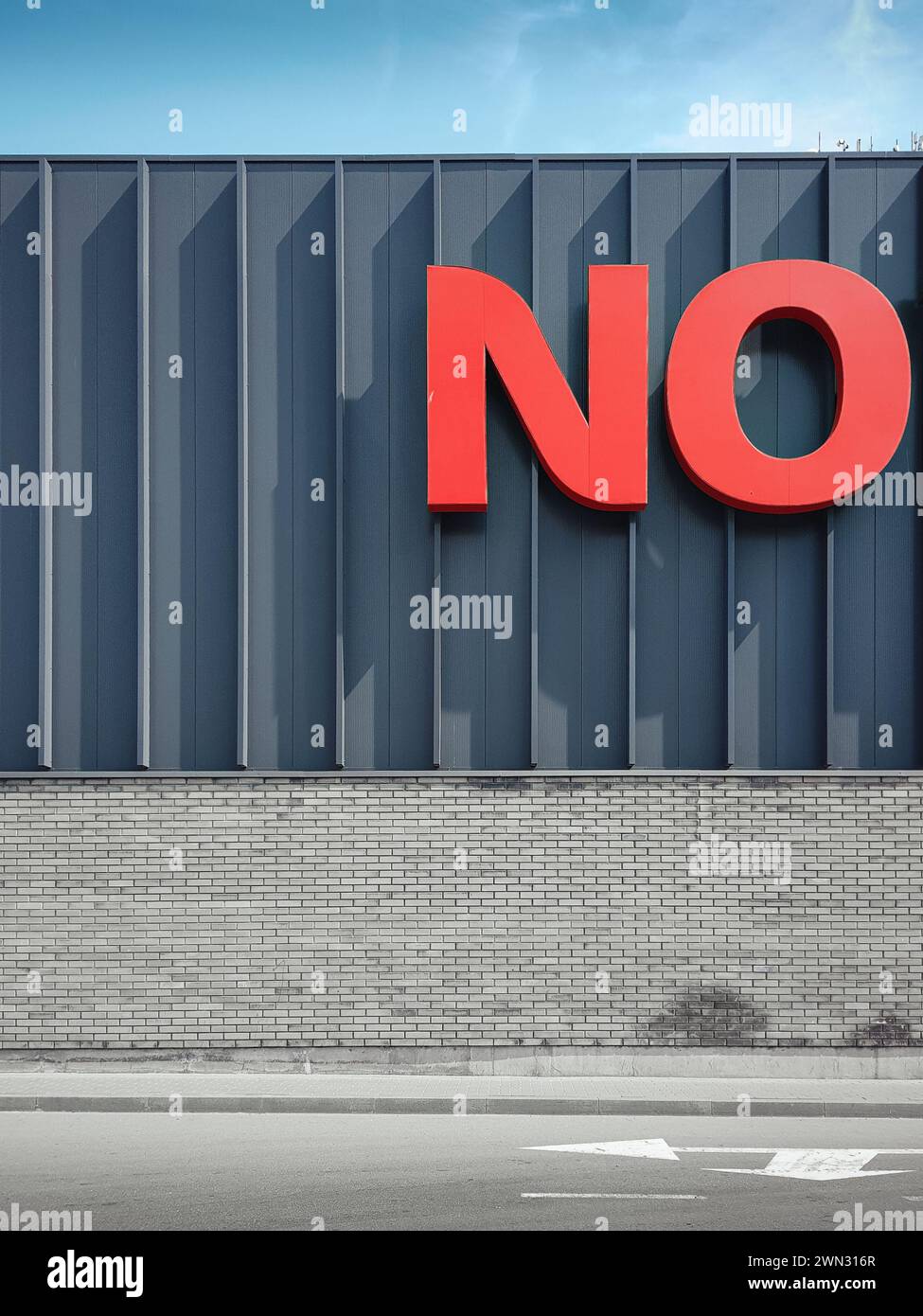 NEIN – negative Antwort. Große rote Buchstaben an der Wand des modernen Gebäudes an einem sonnigen Tag. Stockfoto