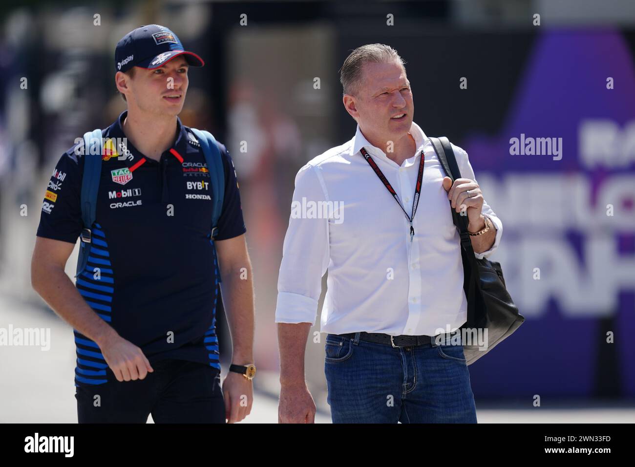 Max Verstappen von Red Bull Racing (links) kam mit Vater Jos Verstappen vor dem ersten Training vor dem Grand Prix von Bahrain auf dem Bahrain International Circuit in Sakhir an. Bilddatum: Donnerstag, 29. Februar 2024. Stockfoto