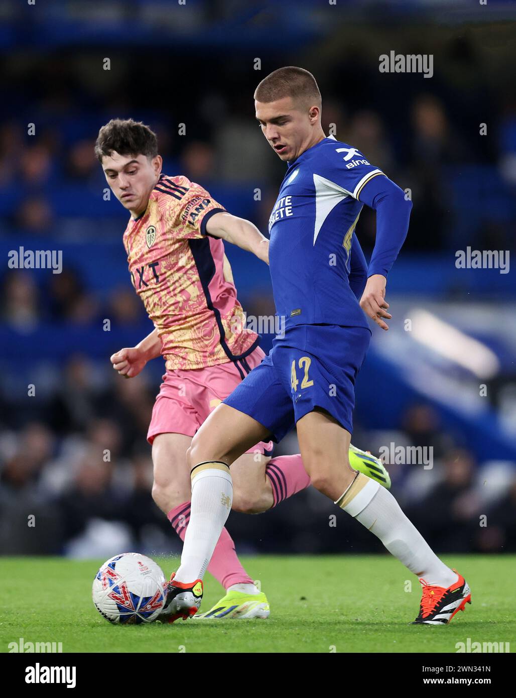 London, Großbritannien. Februar 2024. Alfie Gilchrist aus Chelsea mit Daniel James aus Leeds United während des FA Cup Spiels in Stamford Bridge, London. Der Bildnachweis sollte lauten: David Klein/Sportimage Credit: Sportimage Ltd/Alamy Live News Stockfoto