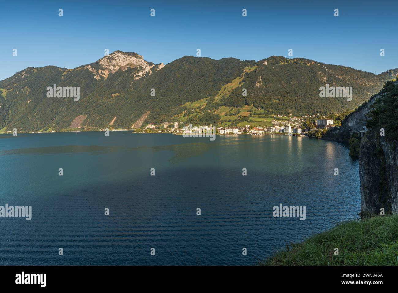 Blick über den Vierwaldstättersee zum Dorf Brunnen, Kanton Schwyz, Schweiz Stockfoto