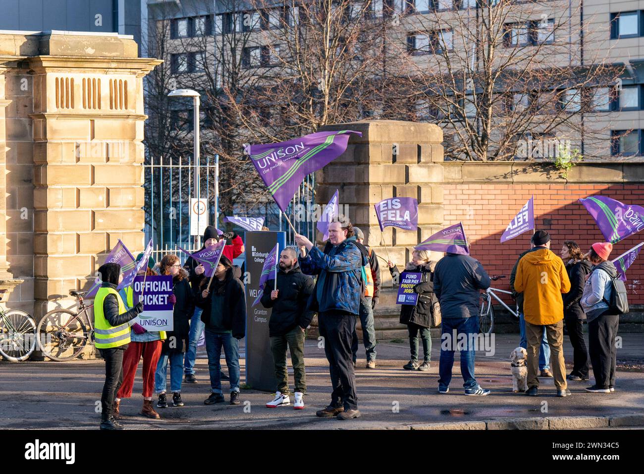 College-Dozenten an der Streiklinie vor dem Edinburgh College auf dem Granton Campus in Edinburgh, nachdem sie die Streikaktion beendet haben, während ein lang andauernder Streit um Bezahlung und Arbeitsplätze andauert. Bilddatum: Donnerstag, 29. Februar 2024. Stockfoto