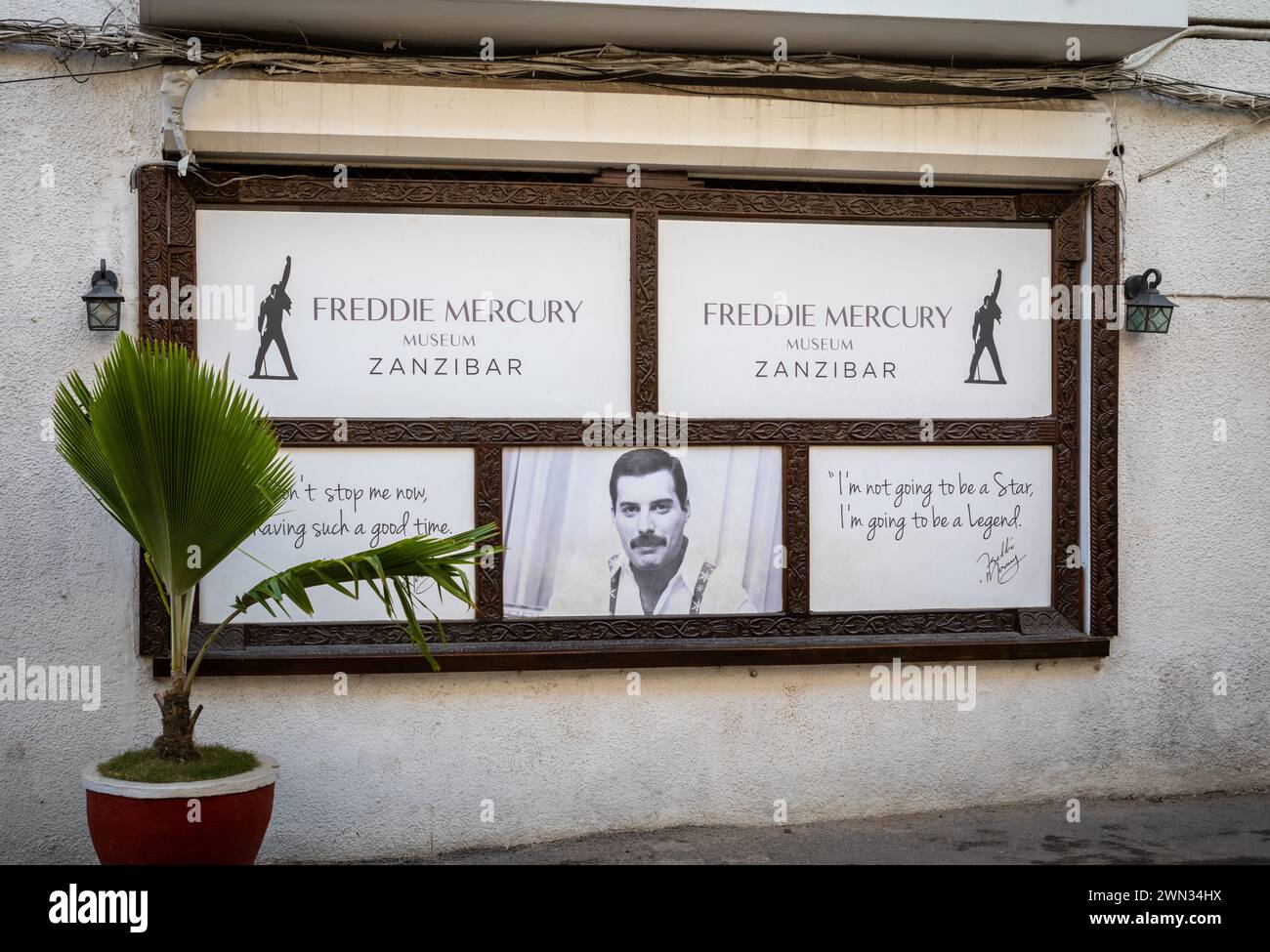 Ein Schild vor dem Freddie Mercury Museum in Stone Town, Sansibar, Tansania Stockfoto