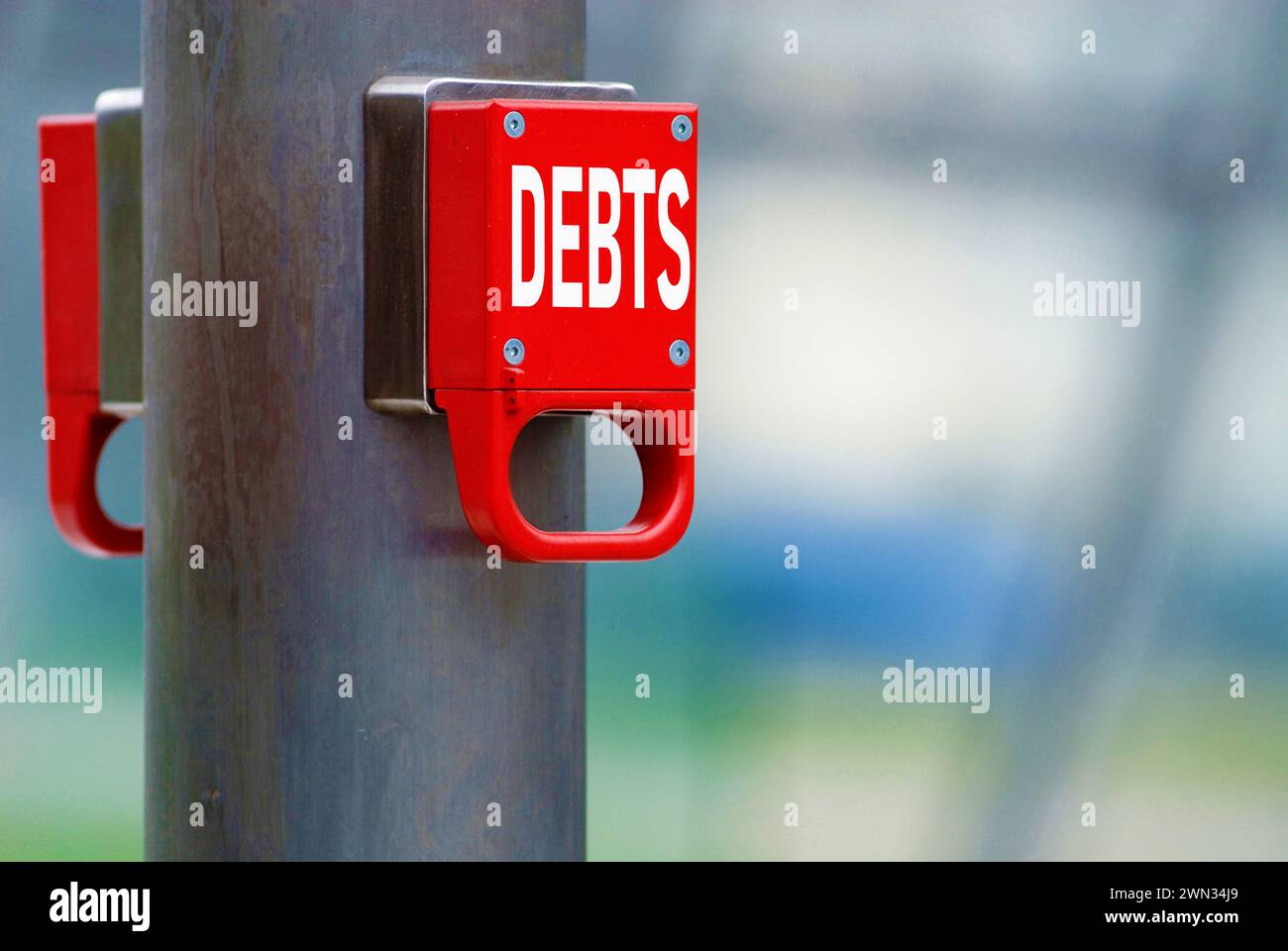 Notbremse mit dem Wort Schulden, Schulden, Decke, Berg, Haufen, Reduzierung, Belastung Stockfoto