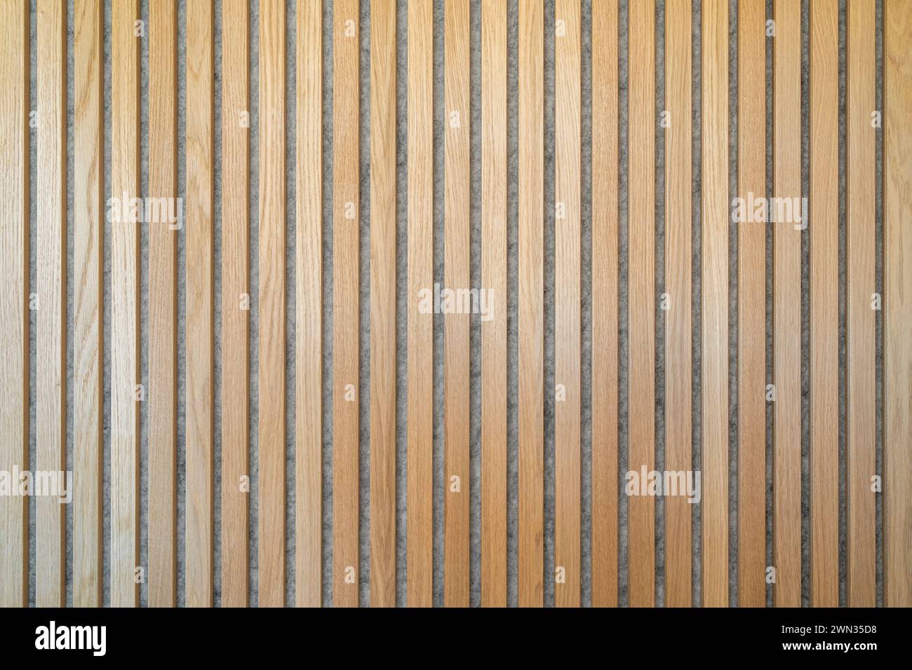 Hölzerne Wandstruktur mit Akustikplatten im Hintergrund Stockfoto
