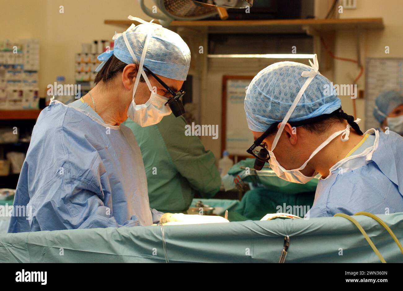 Der Chirurg Cirro Campanella, links, führt eine Operation des offenen Herzens im Edinburgh Royal Infirmary in Schottland durch. Stockfoto