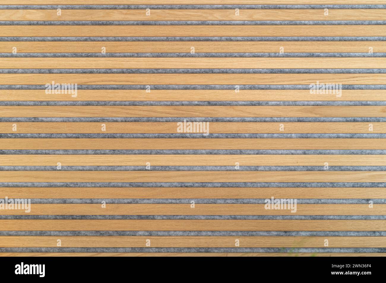 Detail einer Holzwand mit schalldämpfenden Akustikplatten Stockfoto