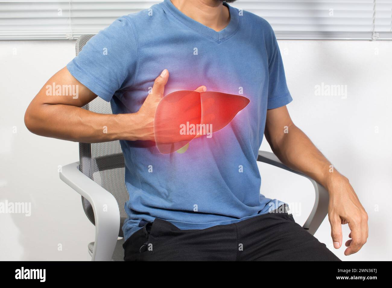 Die Abbildung der Leber ist auf dem Körper des Mannes vor grauem Hintergrund. Ein Mann mit Hepatitis und Fettleberproblem. Stockfoto