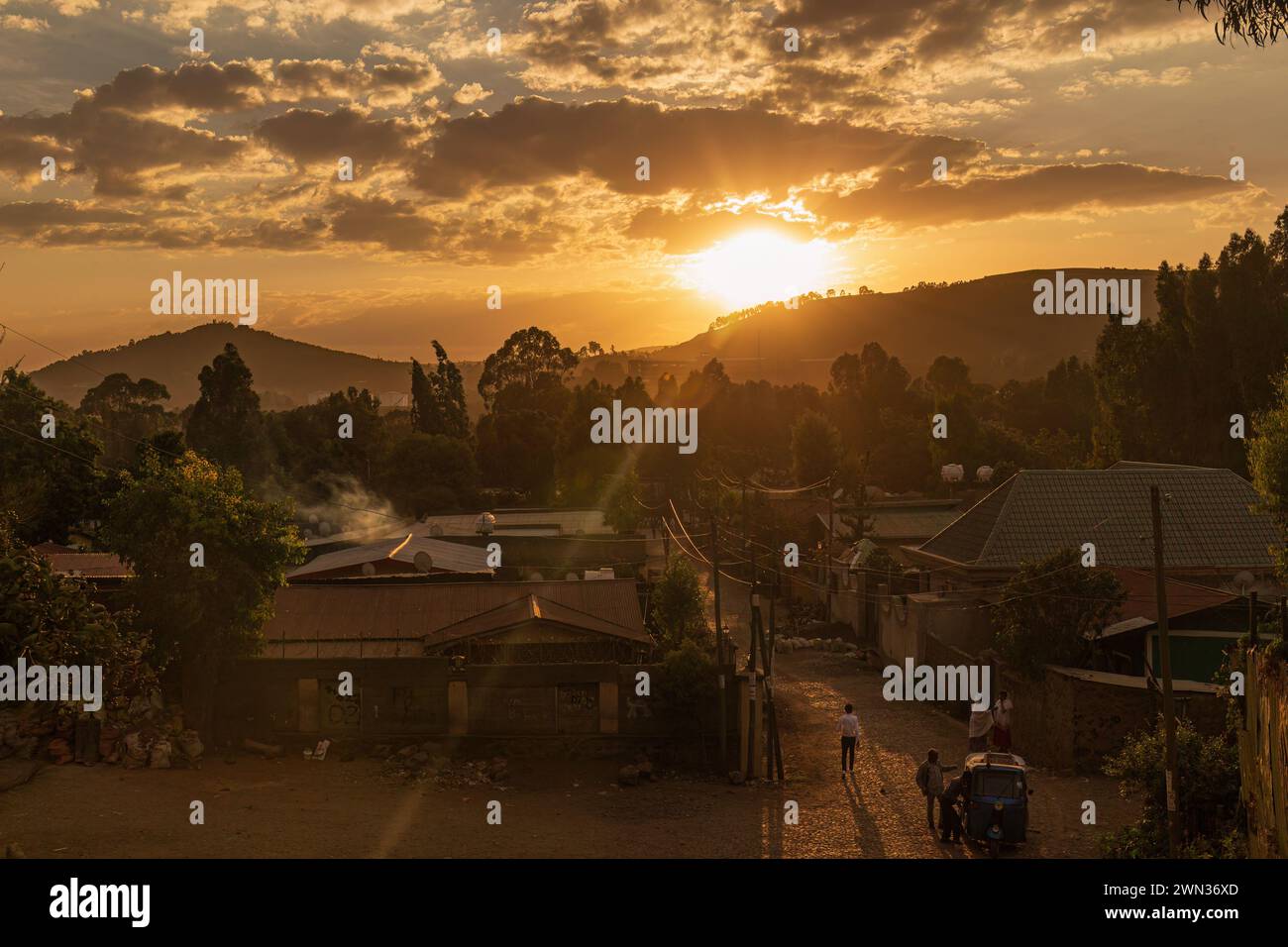 LALIBELA, ÄTHIOPIEN – 18. JAN 2024: Straßenaufgang am frühen Morgen in Lalibela, Äthiopien Stockfoto