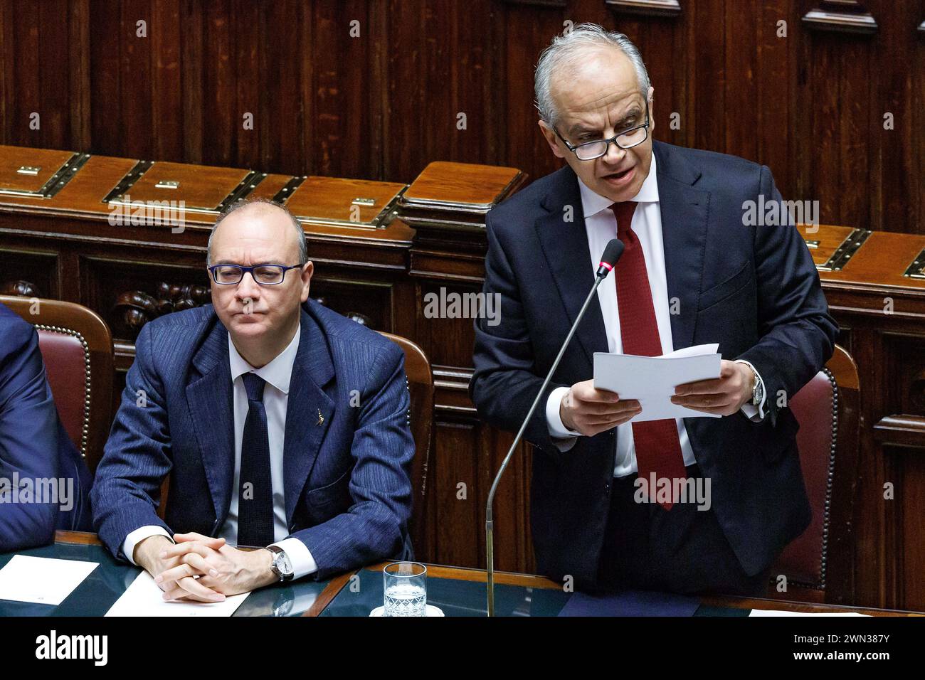 IL ministro dell'Interno Matteo Piantedosi e il ministro dell'Istruzione Giuseppe Valditara (sx) in aula alla Camera dei deputati durante l'informativa urgente sui fatti avvenuti in occsione di manifestazioni pubbliche recentemente svoltesi a Pisa e Firenze. Roma, Giovedì 29. Februar 2024 (Foto Roberto Monaldo/LaPresse) Innenminister Matteo Piantedosi und Bildungsminister Giuseppe Valditara (links) in der Abgeordnetenkammer während der dringenden Rede zu den Ereignissen während der öffentlichen Demonstrationen, die kürzlich in Pisa und Florenz stattfanden. Rom Stockfoto