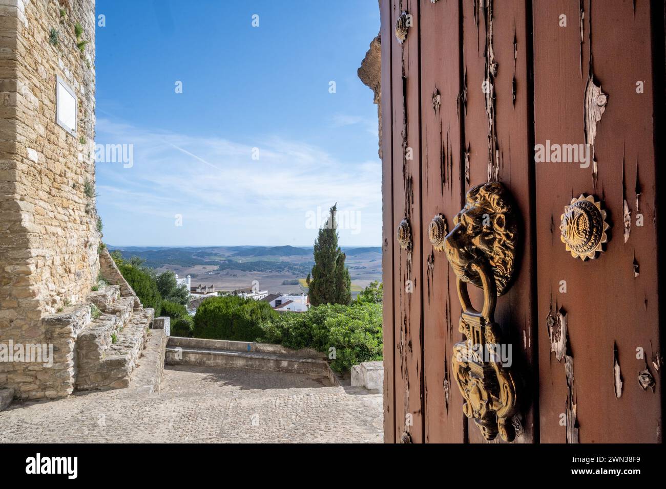 Rustikale Tür der Medina Sedona Kirche mit Blick auf die Landschaft. Stockfoto