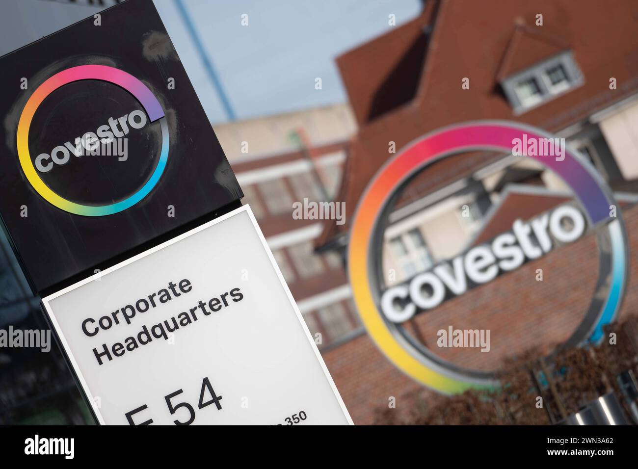Die Konzernzentrale der COVESTRO AG, Firmenlogo, Logo, Architektur, Covestro Corporate Headquarters, Architektur, allgemein, Feature, Randmotiv, Symbolfoto Bilanzpressekonferenz der COVESTRO AG in Leverkusen am 29.02.2024. *** Der Hauptsitz der COVESTRO AG, Firmenlogo, Logo, Architektur, Covestro Corporate Headquarters, Architektur, Allgemein, Feature, Grenzmotiv, Symbol Foto Bilanz Pressekonferenz der COVESTRO AG in Leverkusen am 29 02 2024 Stockfoto
