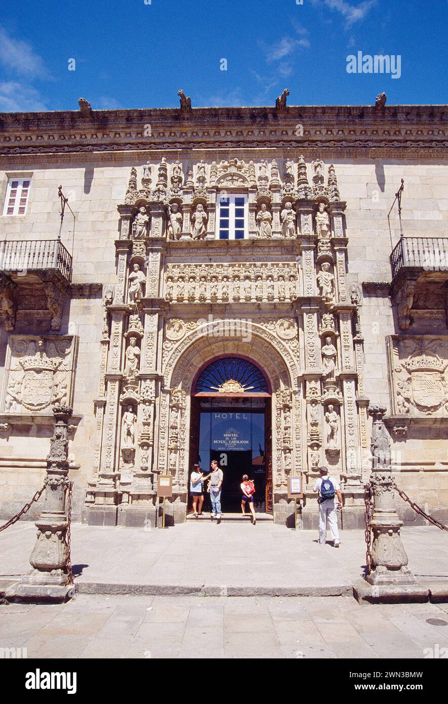 Fassade des Hostal de los Reyes Catolicos. Santiago de Compostela, Provinz La Coruña, Galicien, Spanien. Stockfoto