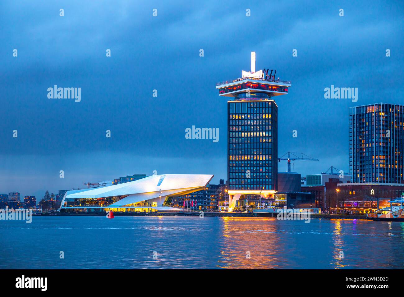 Skyline der Stadt Amsterdam noord mit Reflexion im Fluss IJ bei Sonnenuntergang, Metropolitan, Wolkenkratzer, Eye Film Museum Stockfoto