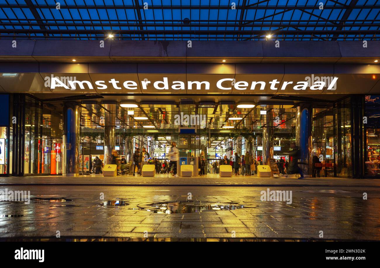 Amsterdam, Niederlande – 23. Februar 2024: Hauptbahnhof von Amsterdam nach Regen in der Nacht Stockfoto