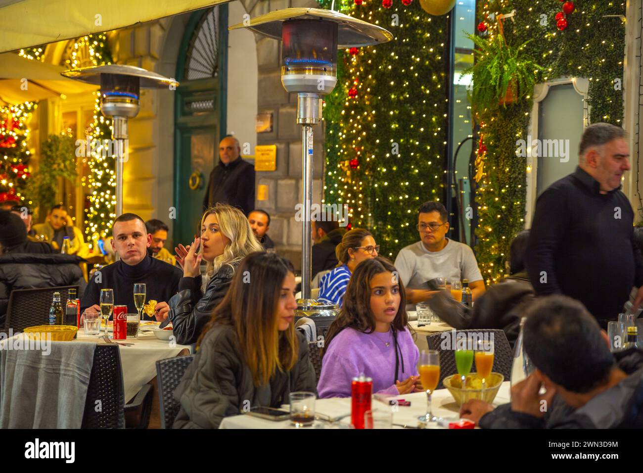 Rom, Italien – 26. Dezember 2023: Touristen genießen während der Weihnachtszeit das Essen im Restaurant Stockfoto
