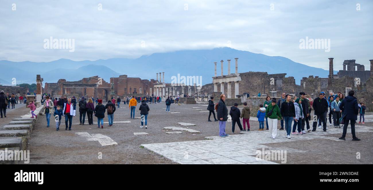 Pompeji, Italien – 28. Dezember 2023: Touristen an den antiken Ruinen von Pompeji, Kopffoto Stockfoto