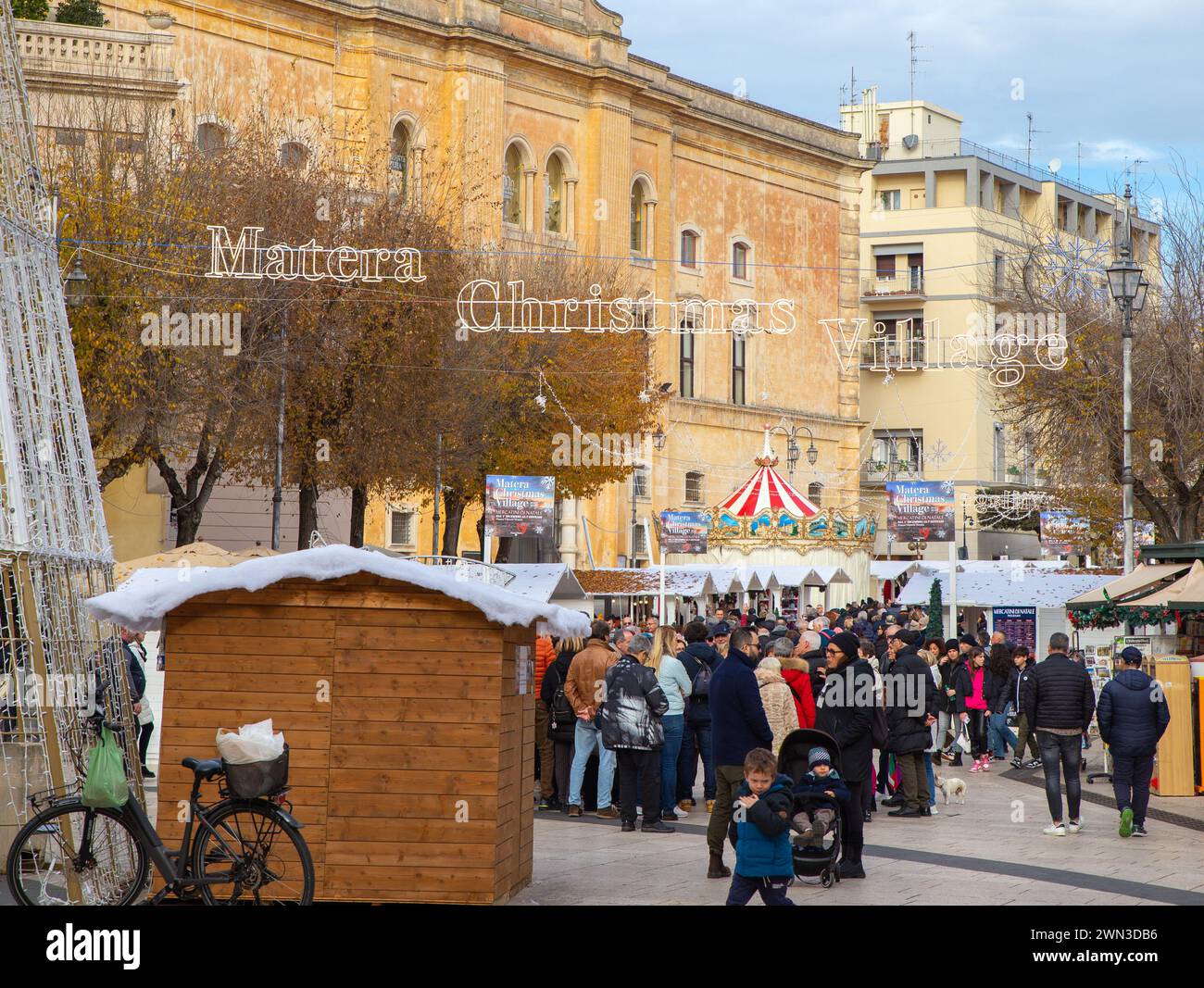 Matera, Italien – 30. Dezember 2023: Touristen im Weihnachtsdorf Stockfoto